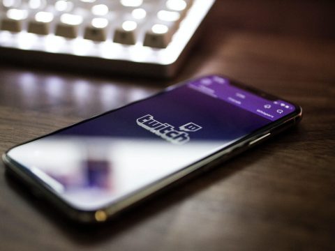 Twitch, dal 18 ottobre vietati gli streaming dei casinò online senza licenza. Colpito anche il rapper Drake